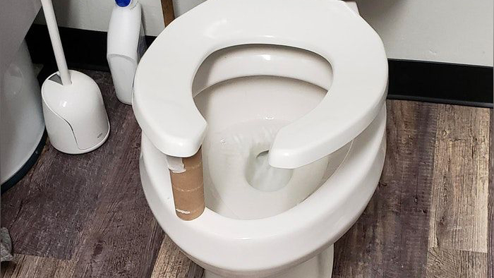 Lifehack: Put a Toilet Paper Roll Under the Toilet